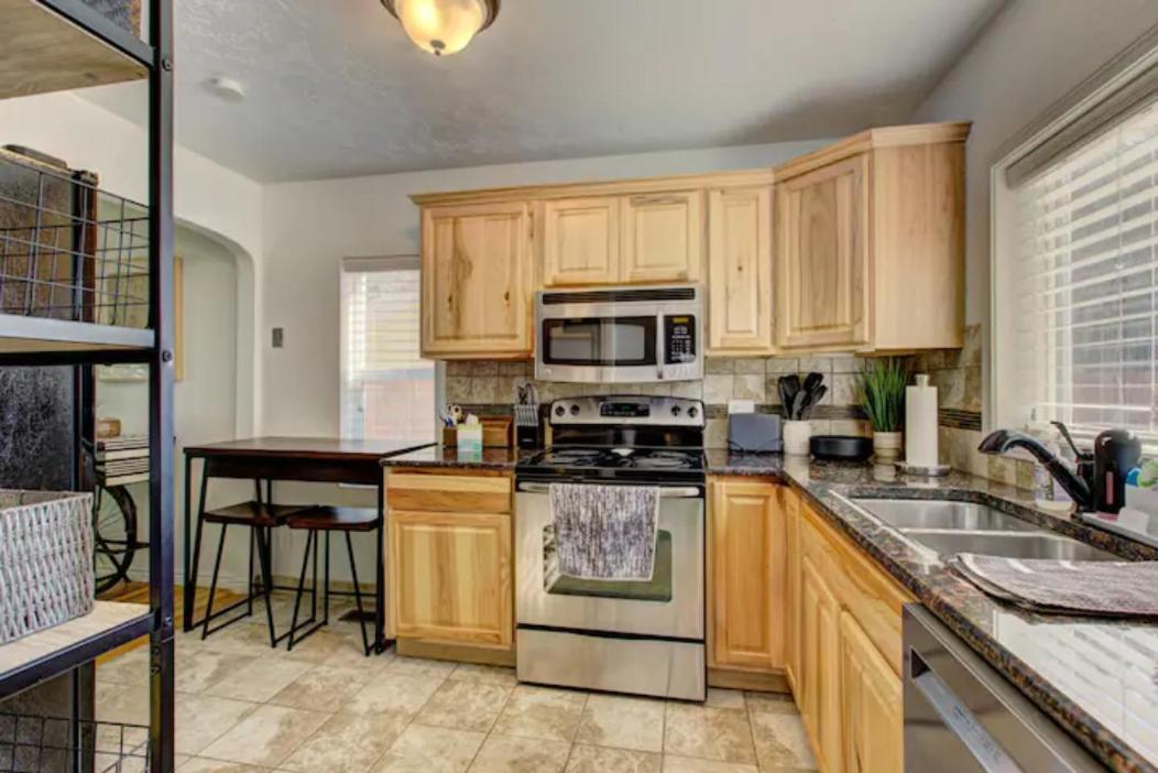 Home Sweet Idahome, Feels Like Home With All The Decor You Wish You Could Afford King Bed In Master, Fully Fenced Dog Friendly Yard, A Few Blocks From Bsu And Downtown Boise, Your Perfect Stay! 외부 사진