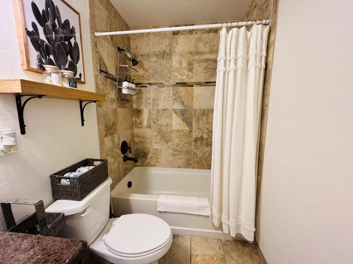Home Sweet Idahome, Feels Like Home With All The Decor You Wish You Could Afford King Bed In Master, Fully Fenced Dog Friendly Yard, A Few Blocks From Bsu And Downtown Boise, Your Perfect Stay! 외부 사진
